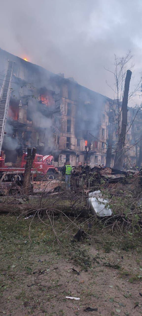 Окупанти вдарили по Кривому Рогу й поцілили в багатоповерхівку: внаслідок атаки 11 людей загинули, десятки поранені. Фото й відео