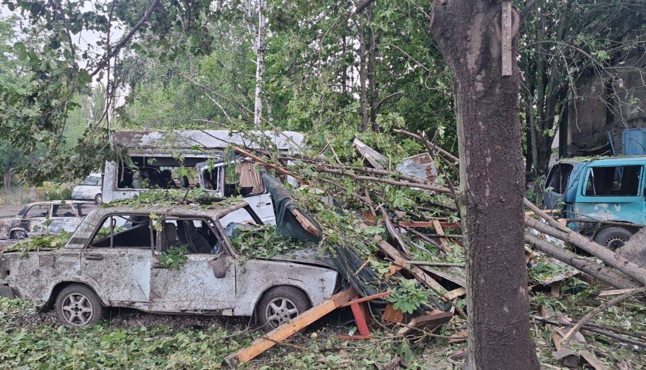 Окупанти вдарили по Кривому Рогу й поцілили в багатоповерхівку: внаслідок атаки 11 людей загинули, десятки поранені. Фото й відео