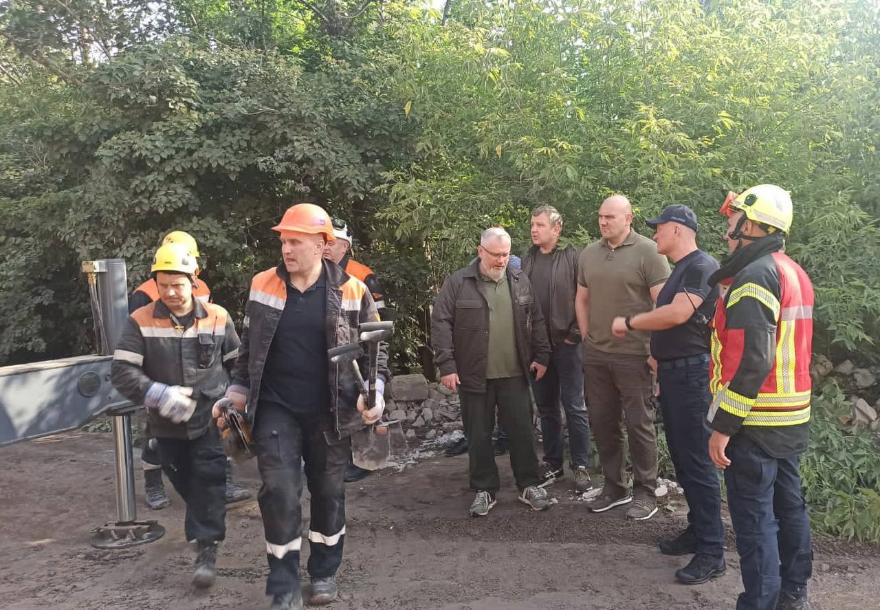 Окупанти вдарили по Кривому Рогу й поцілили в багатоповерхівку: внаслідок атаки 11 людей загинули, десятки поранені. Фото й відео