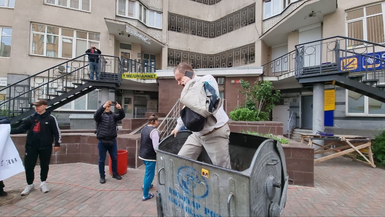 В Киеве облили зеленкой и бросили в мусорник экс-нардепа Тараса Чорновила из-за оскорбления невесты "Да Винчи". Видео