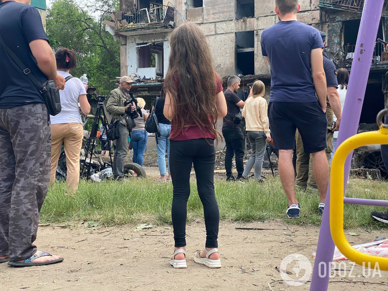 Ребенок смотрит на разрушенный ВС РФ дом