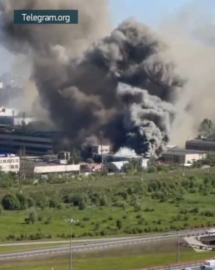 В Санкт-Петербурге вспыхнул мощный пожар на производстве, поднялась стена дыма. Видео