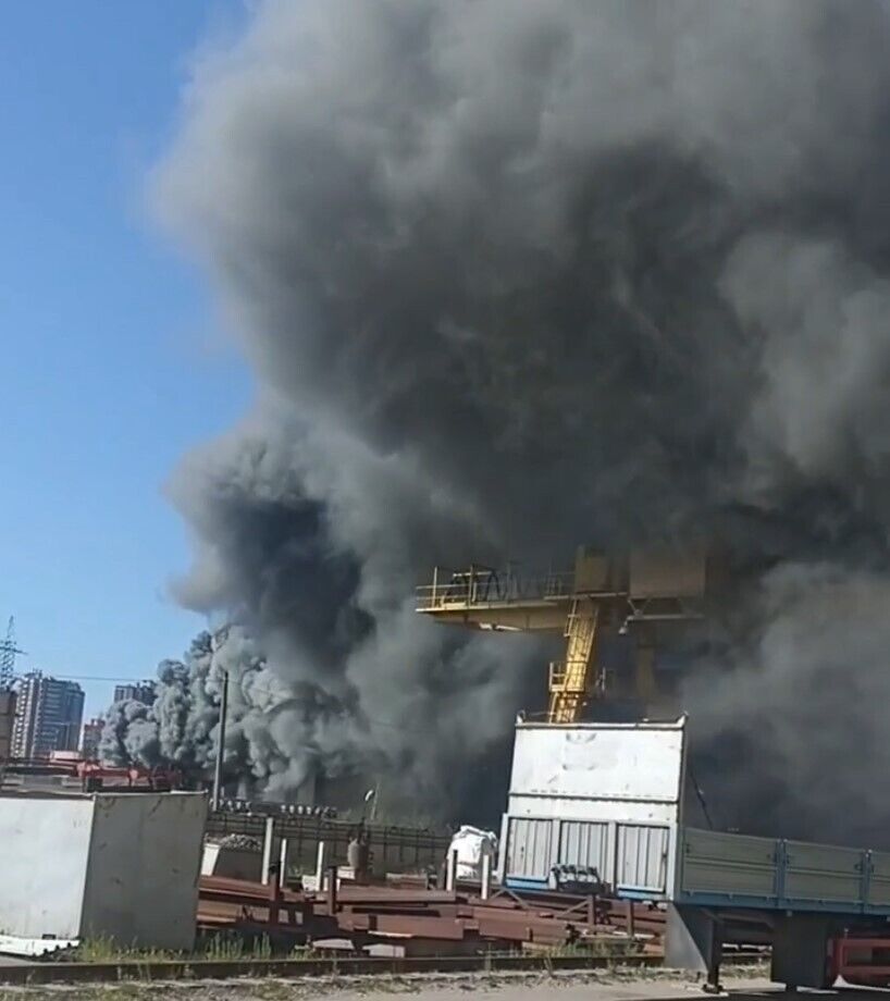 В Санкт-Петербурге вспыхнул мощный пожар на производстве, поднялась стена дыма. Видео