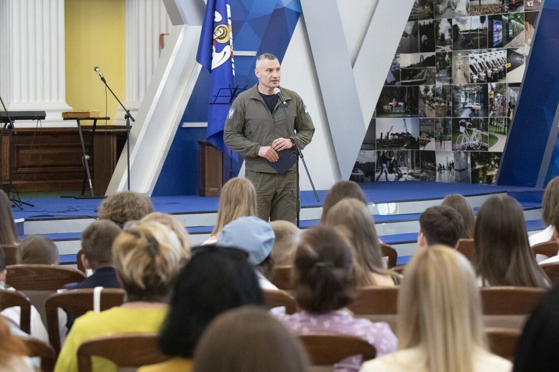 Кличко вручив талановитим дітям столиці творчі стипендії Київського міського голови. Фото