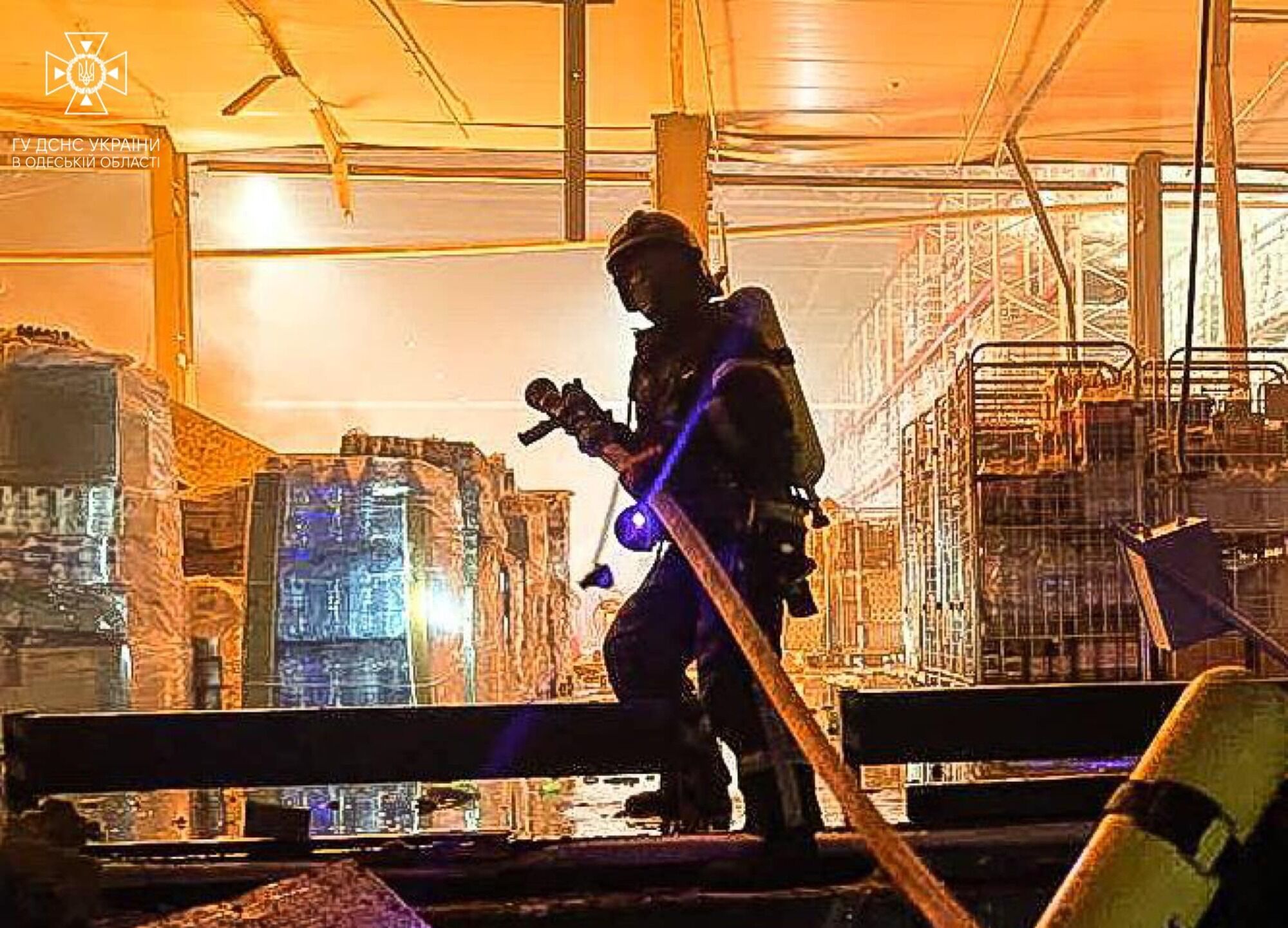 Оккупанты атаковали Одессу "Калибрами", есть попадание в склад, повреждены ЖК и бизнес-центр: 3 человека погибли, 13 ранены. Фото