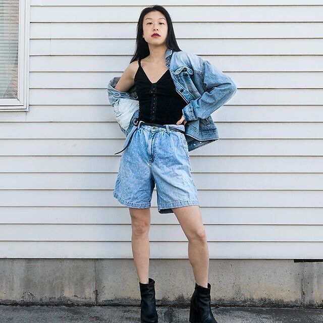 Как выглядят самые модные джинсовые шорты лета 2023 и с чем их носить: пять стильных идей. Фото