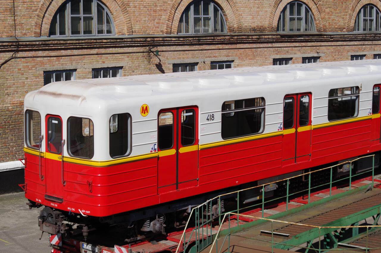 Киев получил еще шесть вагонов от варшавского метрополитена. Фото