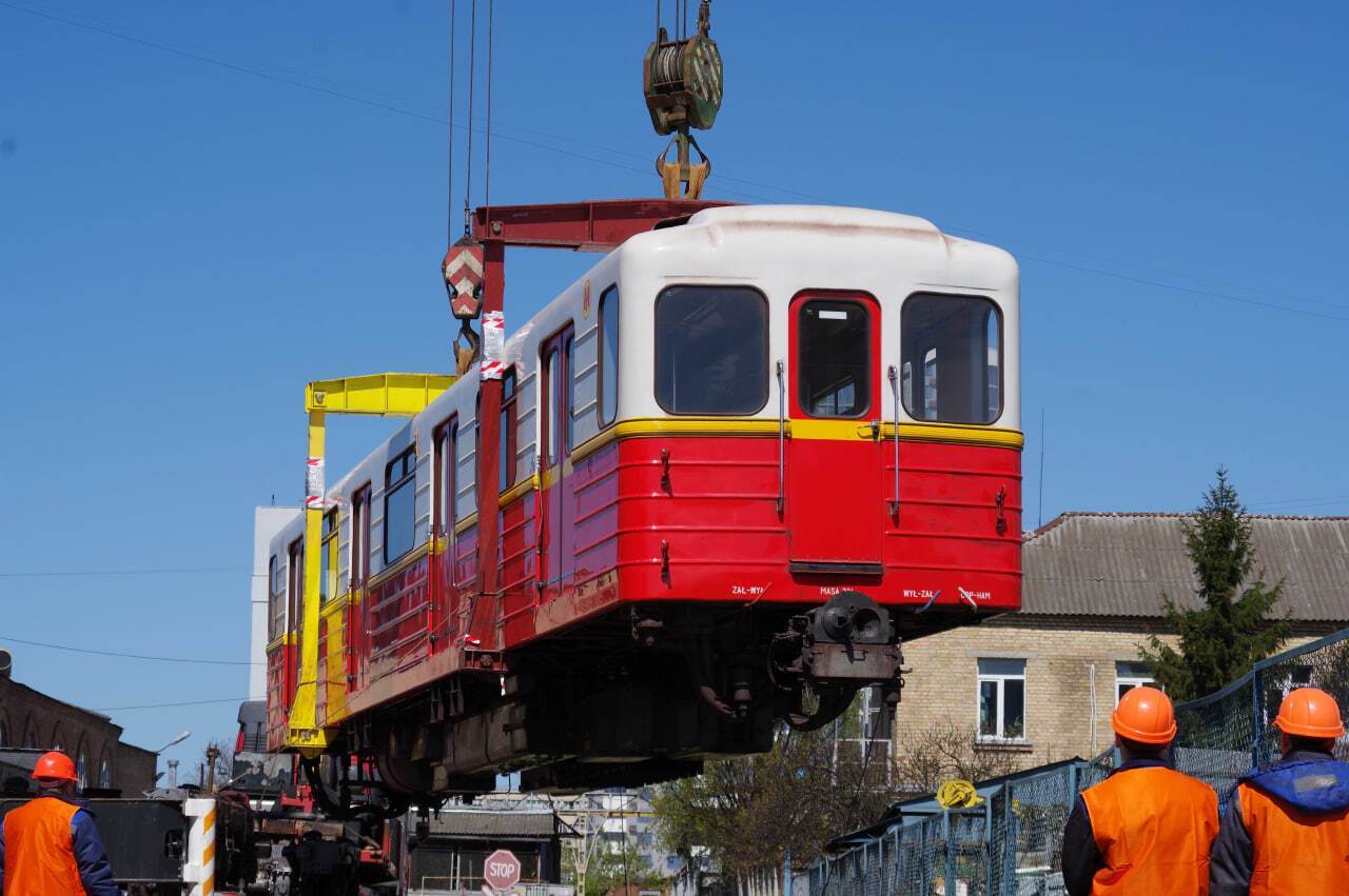 Київ отримав ще шість вагонів від варшавського метрополітену. Фото