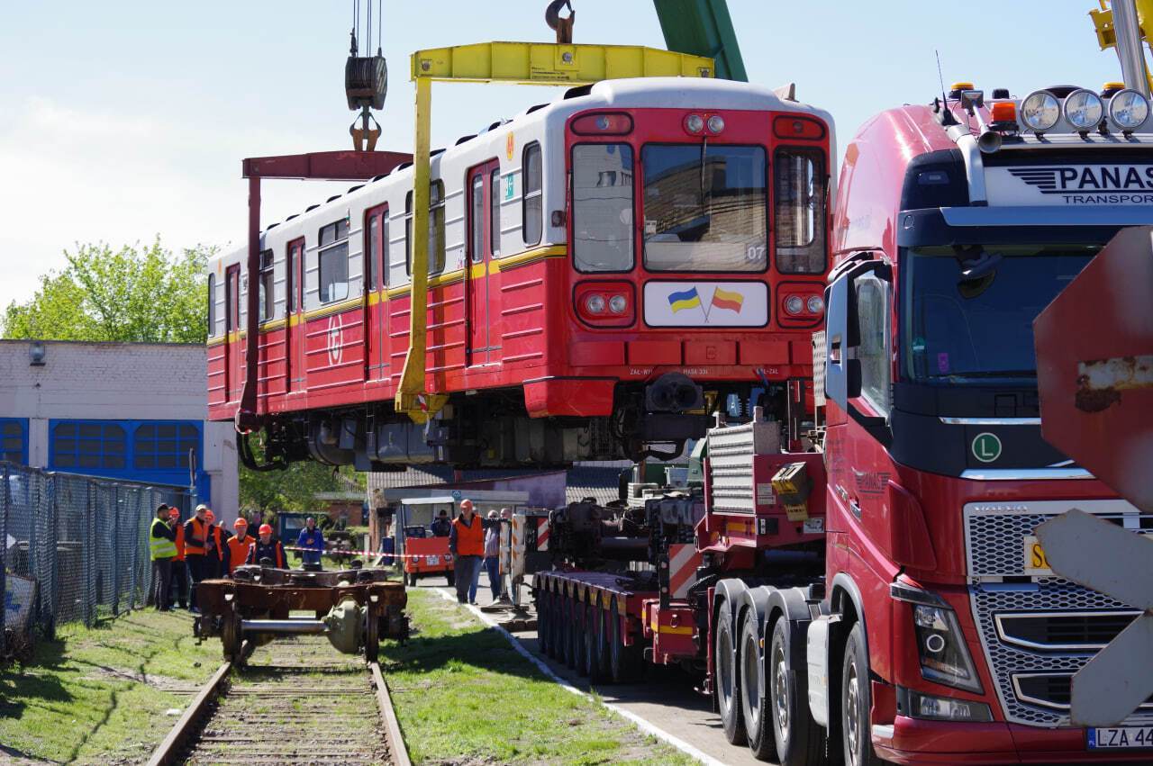 Киев получил еще шесть вагонов от варшавского метрополитена. Фото
