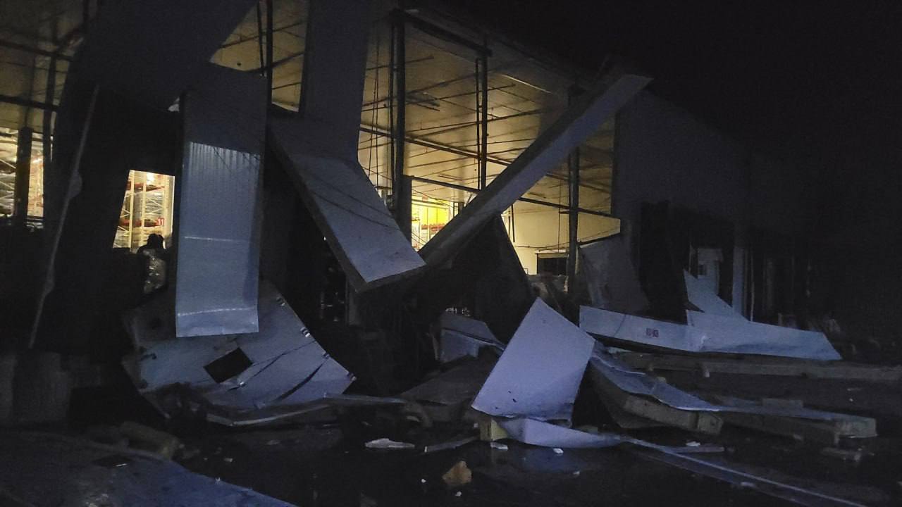 Окупанти атакували Одесу "Калібрами", є влучання в склад, пошкоджено ЖК і бізнес-центр: 3 людини загинули, 13 поранено. Фото