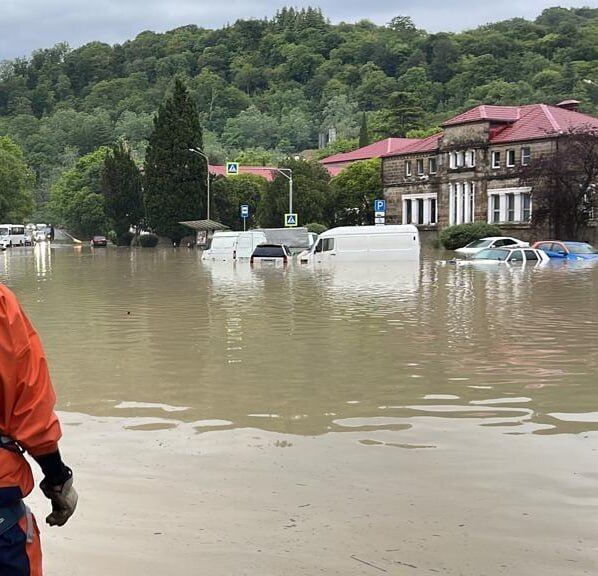 Улицы превратились в реки: в Сочи река вышла из берегов, затопило дома. Видео