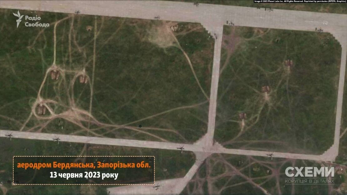 Оккупанты перебросили на аэродром Бердянска десятки вертолетов: названа причина. Спутниковые фото