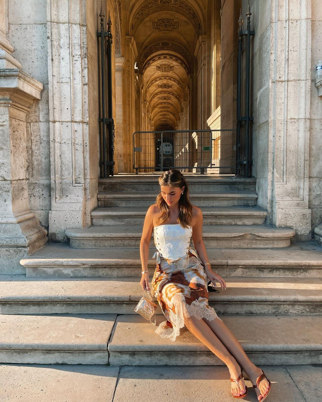 Вирізняйтеся із натовпу: 5 стильних ідей, із чим носити атласну мідіспідницю