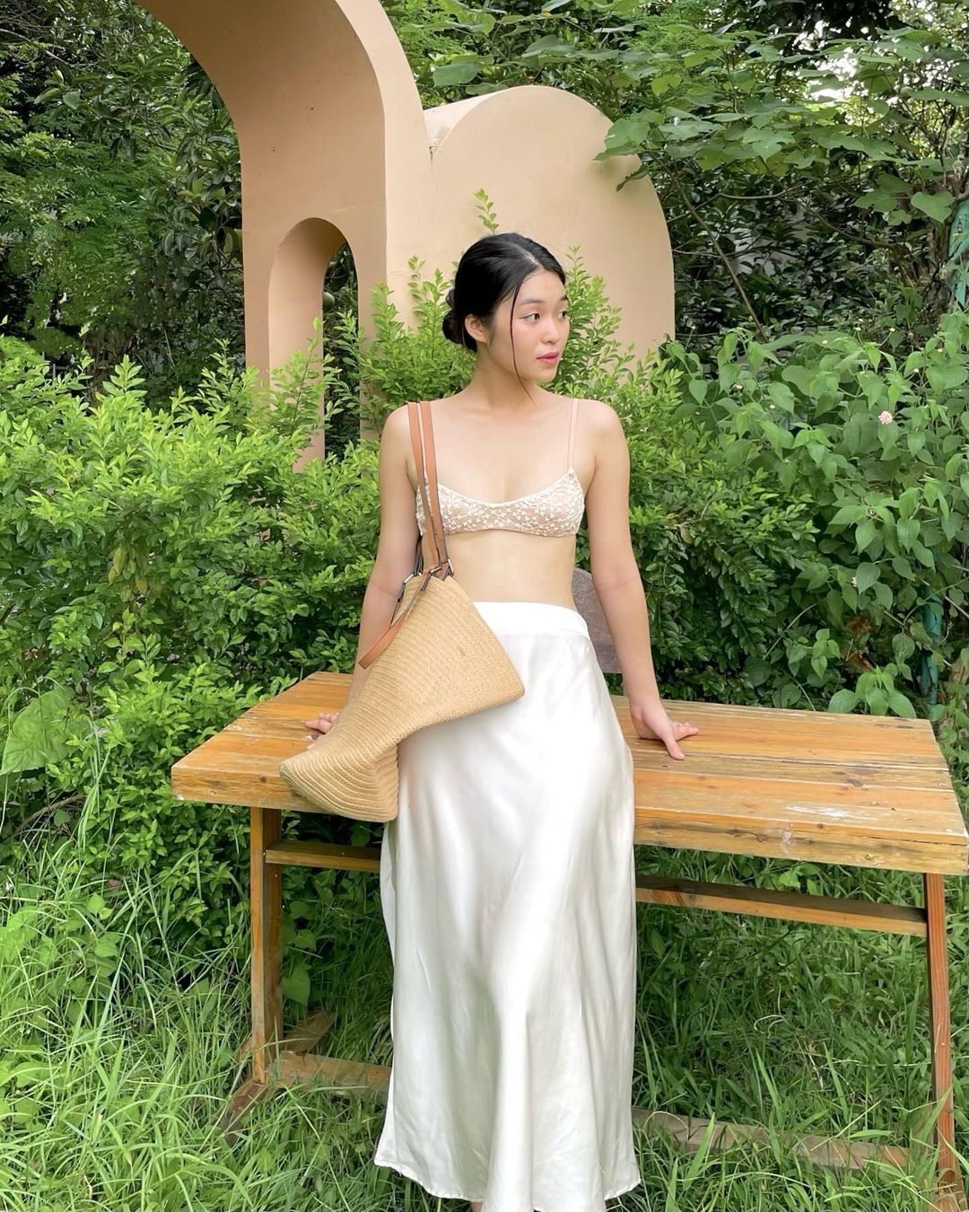 Вирізняйтеся із натовпу: 5 стильних ідей, із чим носити атласну мідіспідницю