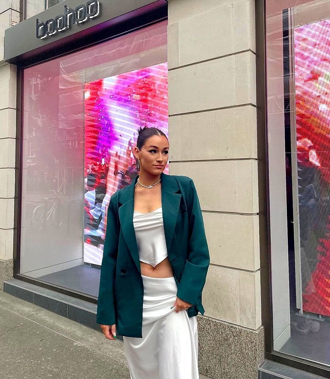 Вирізняйтеся із натовпу: 5 стильних ідей, із чим носити атласну мідіспідницю