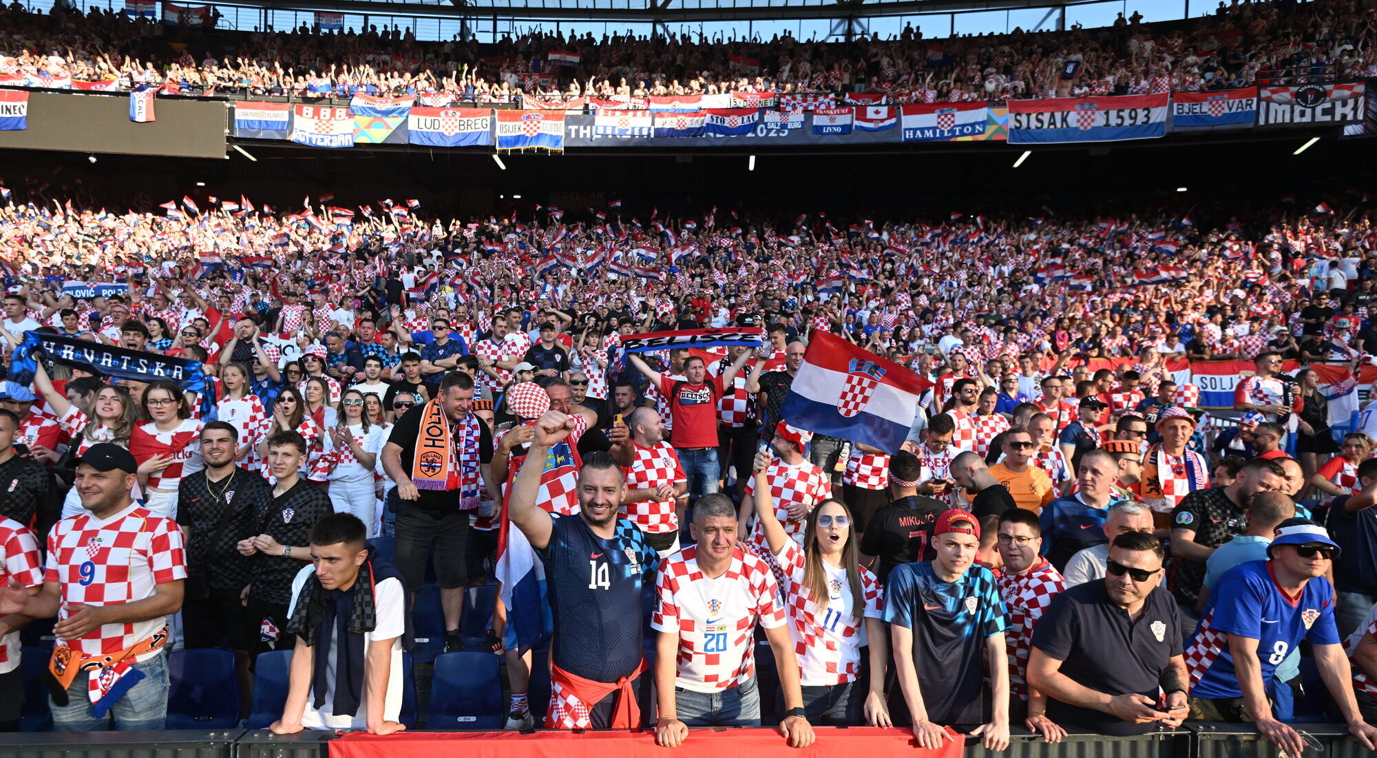 Оказался фартовым: фанаты сборной Хорватии показали флаг Украины на матче Лиги наций