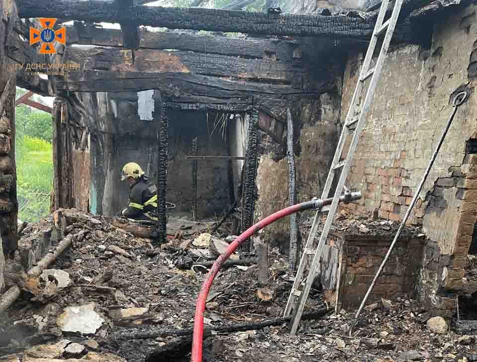 На Київщині чоловік згорів у приватному будинку. Фото з місця трагедії