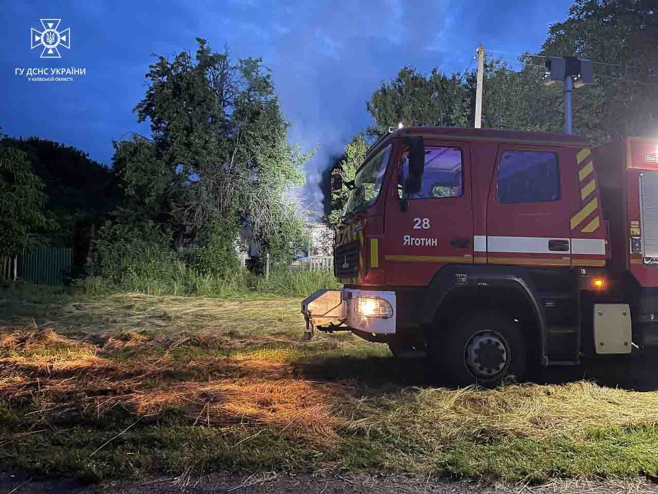 На Київщині чоловік згорів у приватному будинку. Фото з місця трагедії