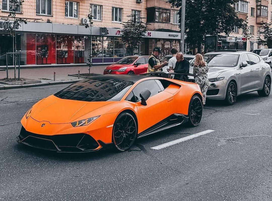 В Киеве произошла авария с участием эксклюзивного Lamborghini за $400 тыс. долларов. Фото и видео
