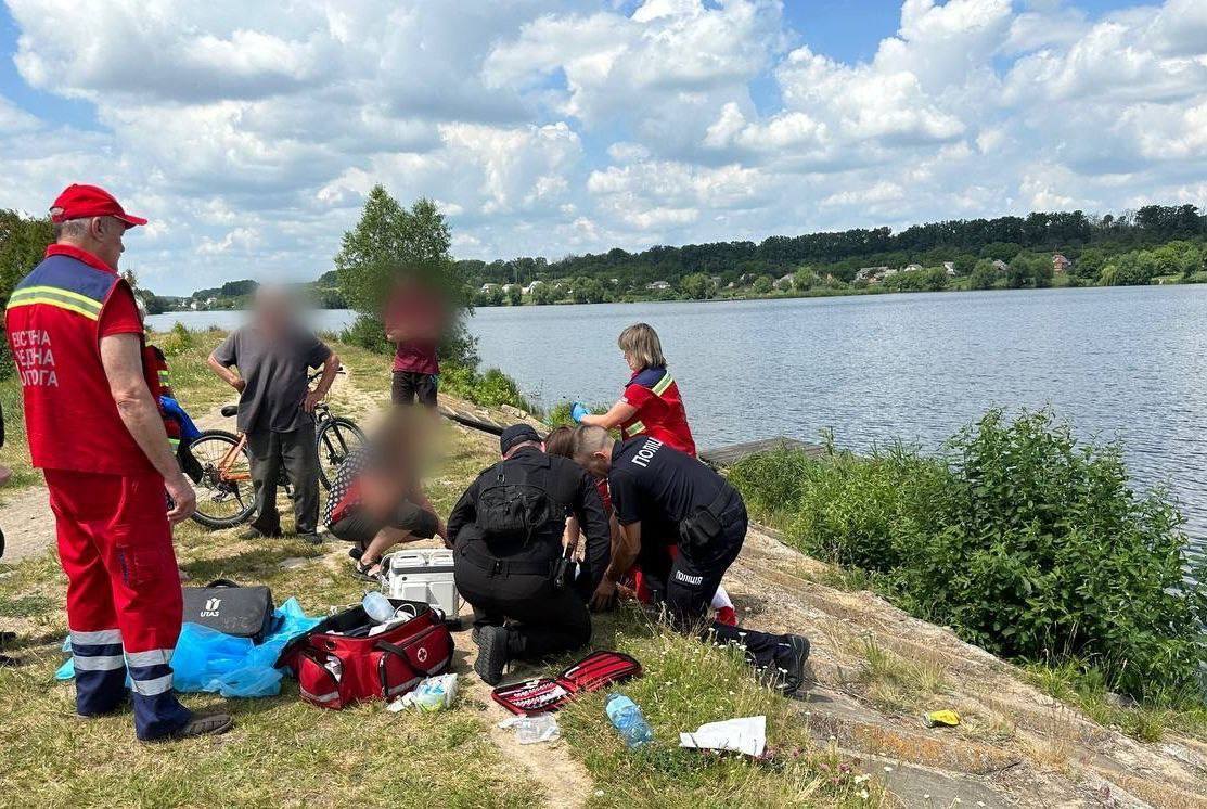 В Киевской области на воде погиб мальчик: медики и полицейские почти час пытались реанимировать ребенка. Фото