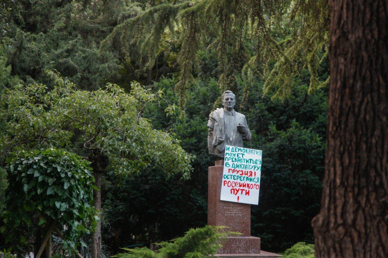 "Росія вбиває": у Тбілісі влаштували акцію із застереженням для влади Грузії. Фото