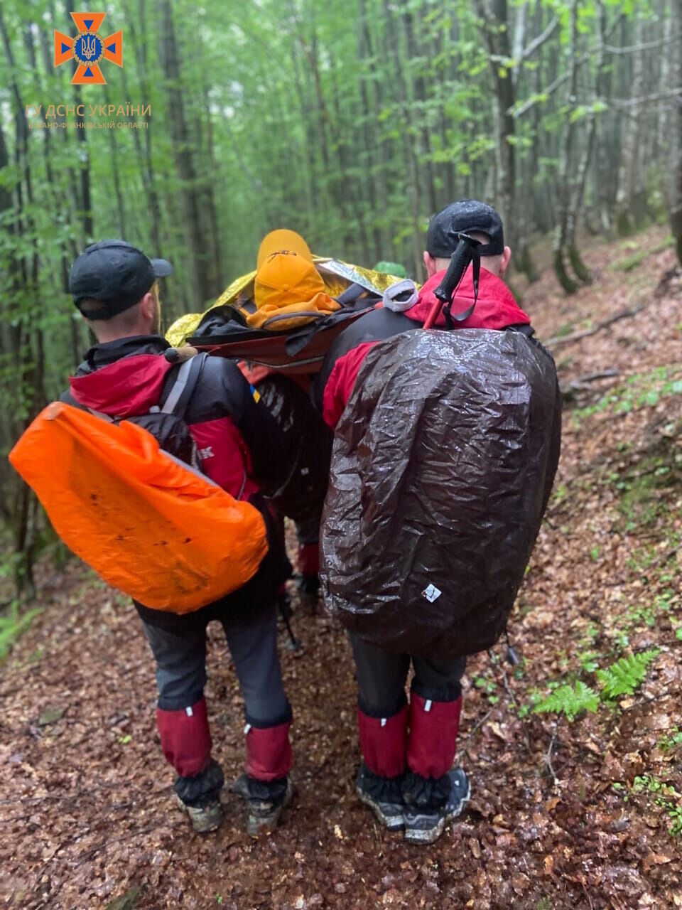 На Прикарпатье спасатели снесли на носилках 63-летнюю туристку, которая травмировалась во время спуска. Фото