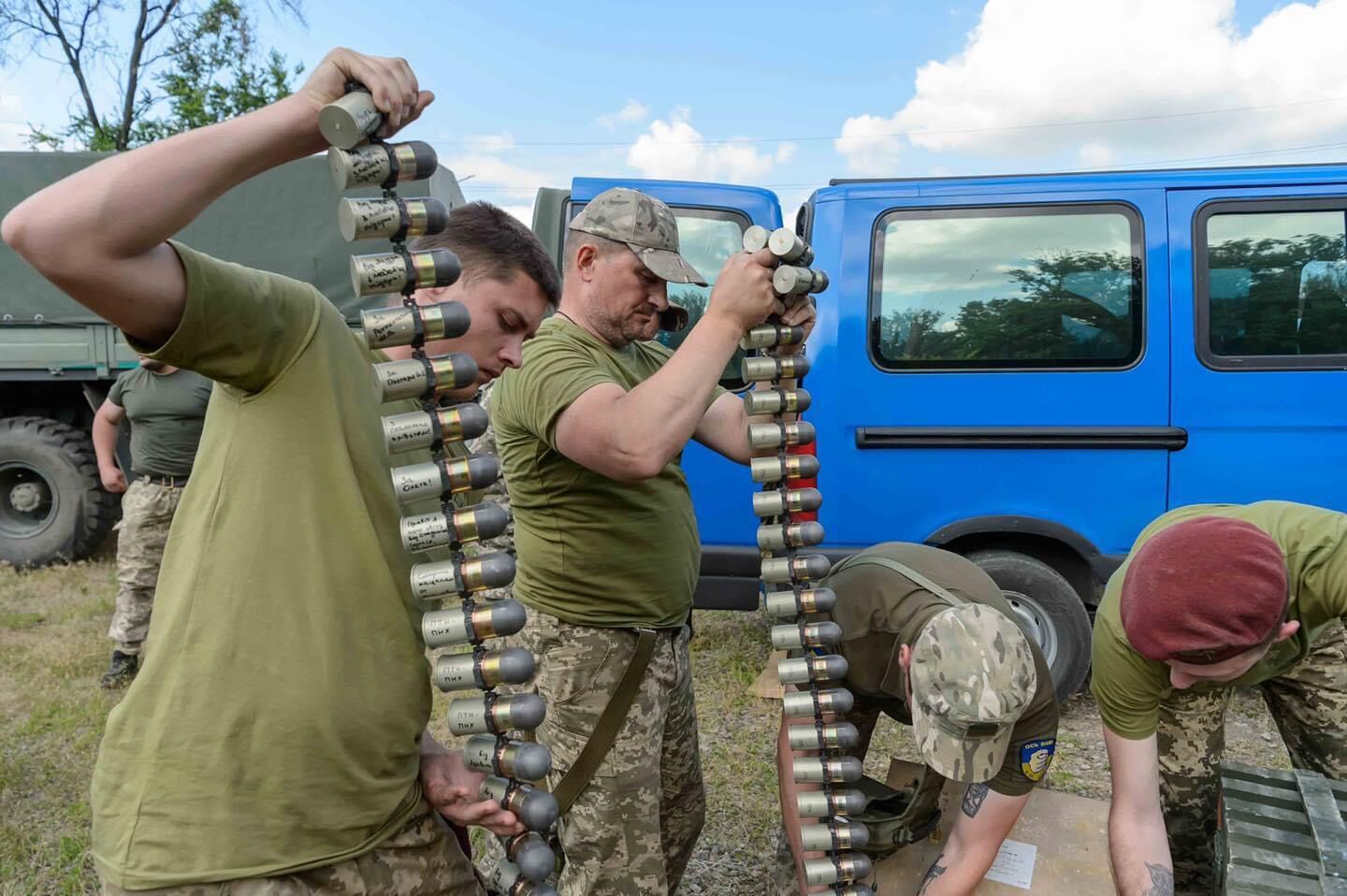 Десантники получили от Порошенко тысячи фугасных снарядов с "приветами" для врага