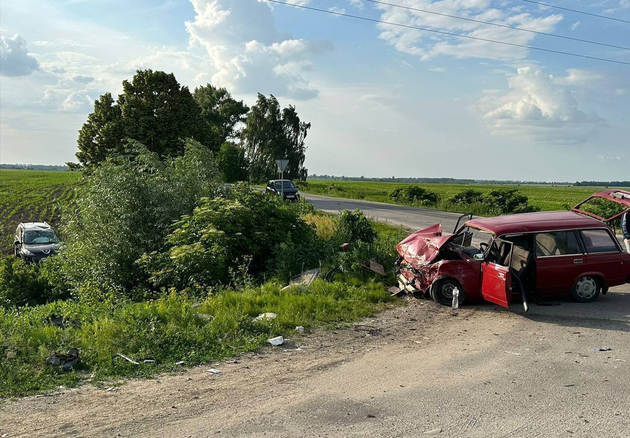 На Київщині Peugeot протаранив ВАЗ, а потім вилетів у кювет: є постраждалі. Фото