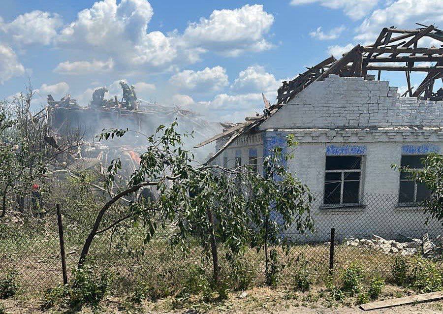 На Київщині внаслідок ракетного удару РФ пошкоджено будинки, серед постраждалих дитина: відомо подробиці. Фото та відео