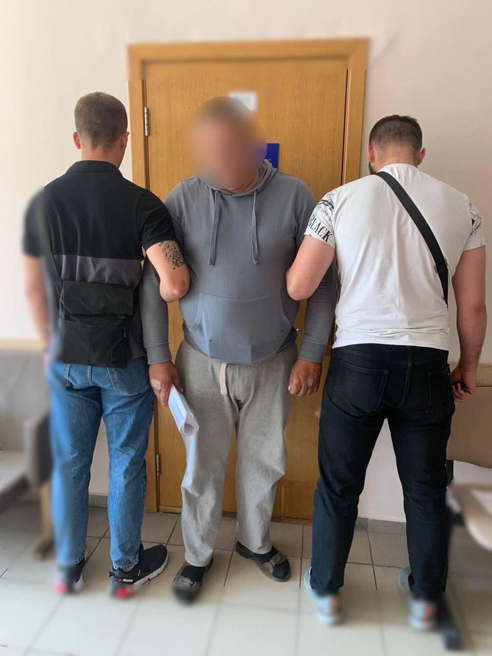 На Київщині затримали чоловіка, якого підозрюють у систематичному ґвалтуванні власної доньки. Фото 