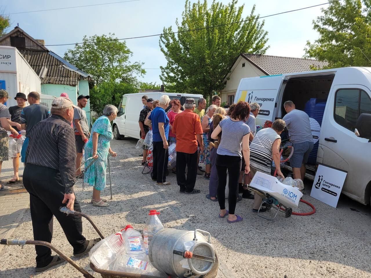 Волонтеры "Гончаренко центров" отправили гуманитарные грузы для подтопленных сел Херсонщины