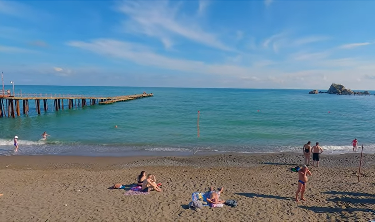 В Крым никто не едет: пляжи стоят пустые, а владельцы гостиниц выставляют недвижимость на продажу