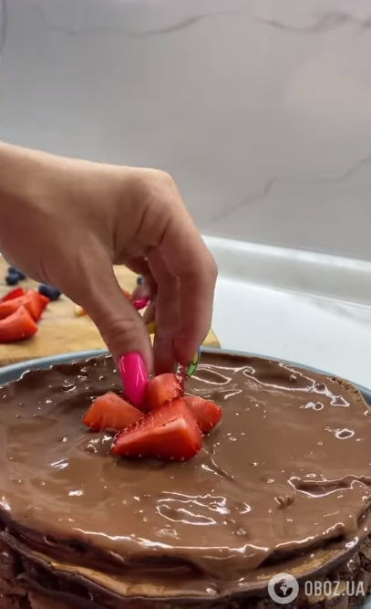 Как приготовить элементарный торт на сковородке: со вкусом мороженого и клубники