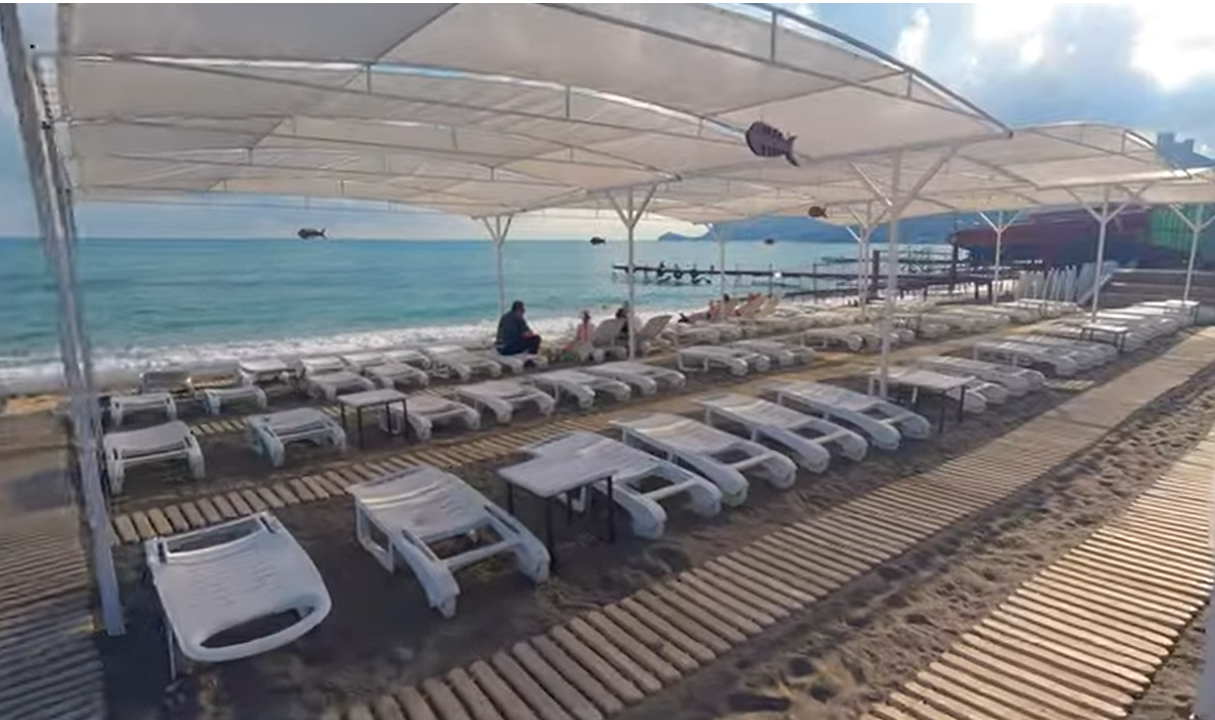 У Крим ніхто не їде: пляжі стоять порожні, а власники готелів виставляють нерухомість на продаж