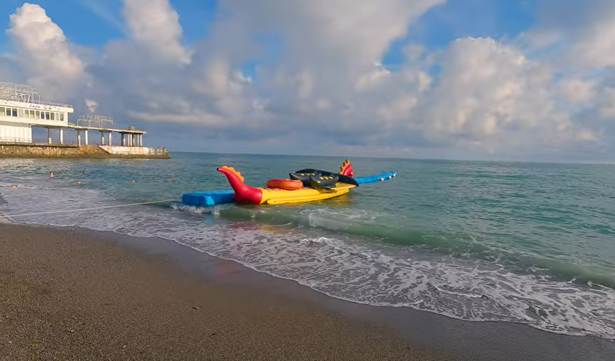 В Крым никто не едет: пляжи стоят пустые, а владельцы гостиниц выставляют недвижимость на продажу