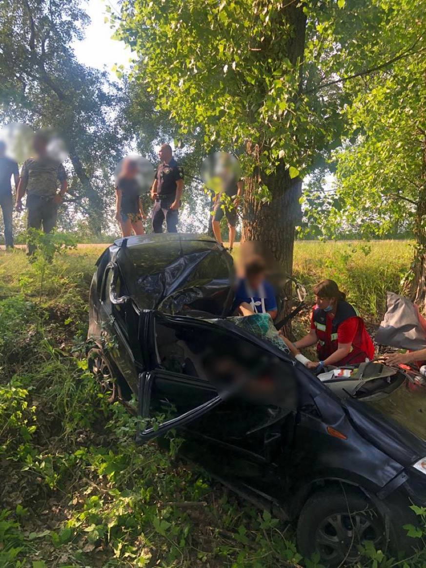 Страшна ДТП на Київщині: авто в'їхало в дерево, водійка загинула, четверо дітей травмовані. Фото