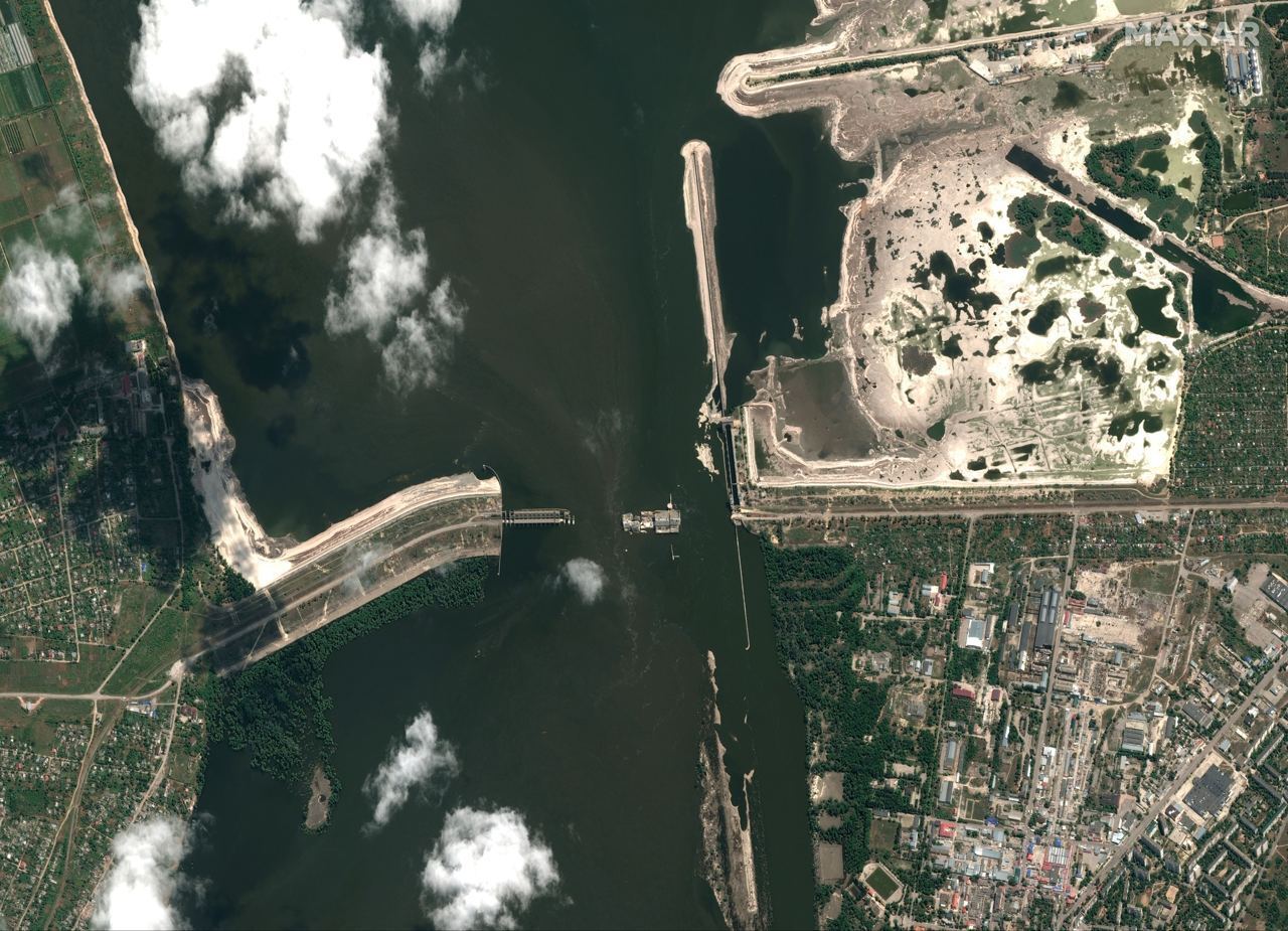 Вода начала отходить: появились новые спутниковые фото подорванной Каховской ГЭС и окрестностей
