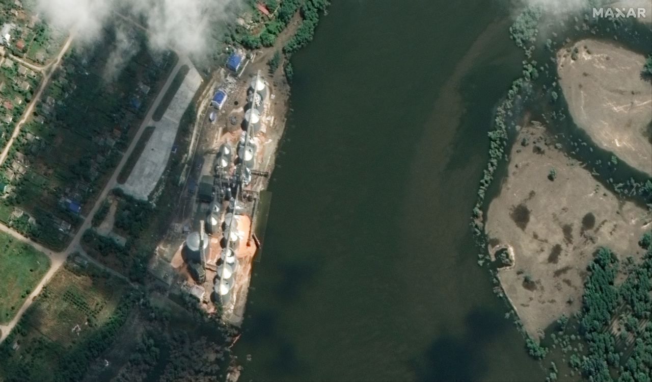 Вода почала відходити: зʼявилися нові супутникові фото підірваної Каховської ГЕС і околиць