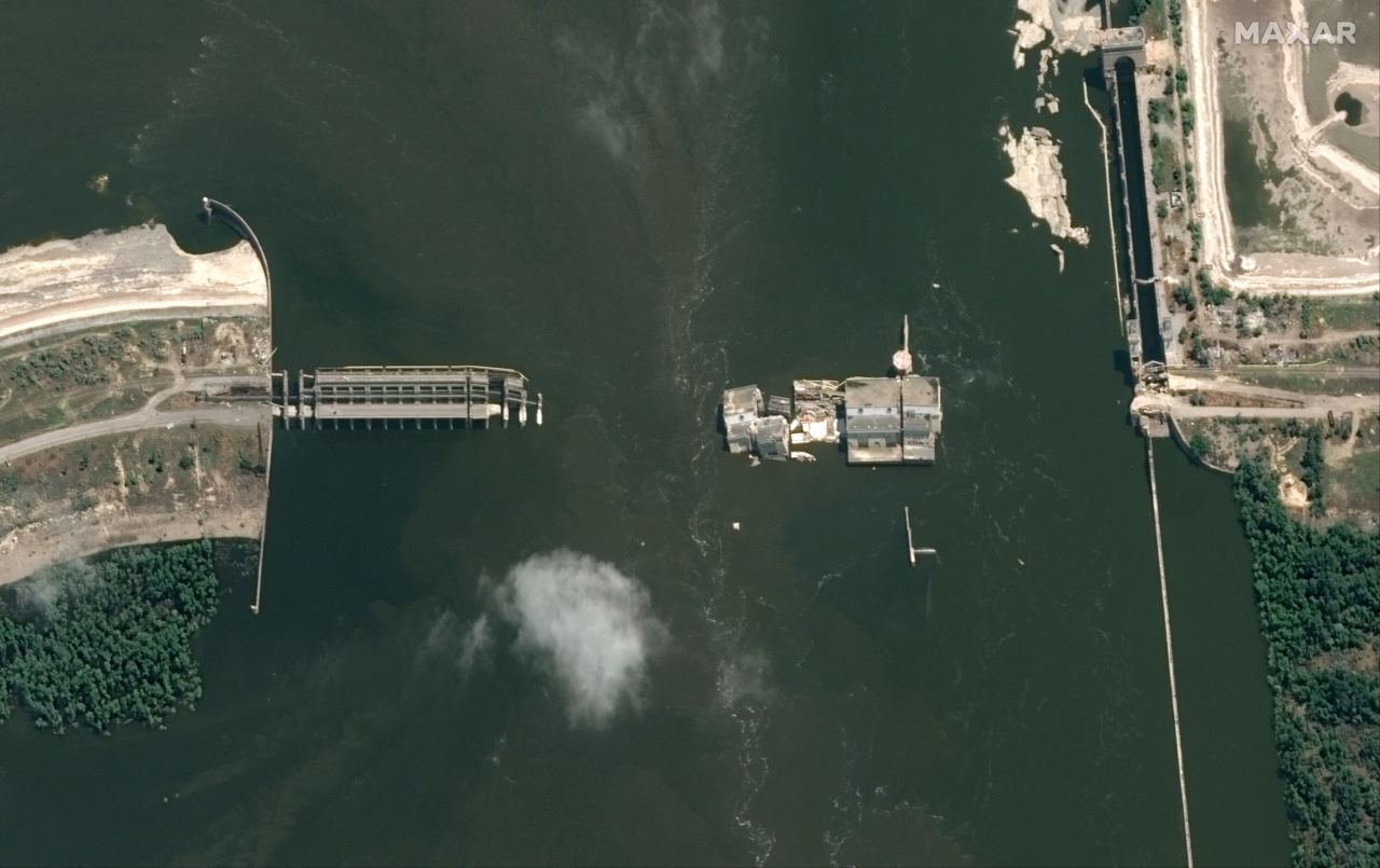 Вода начала отходить: появились новые спутниковые фото подорванной Каховской ГЭС и окрестностей