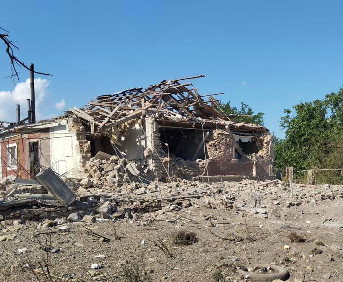Россияне атаковали управляемыми авиабомбами Казацкое в Херсонской области: трое гражданских получили ранения, один погиб. Фото 