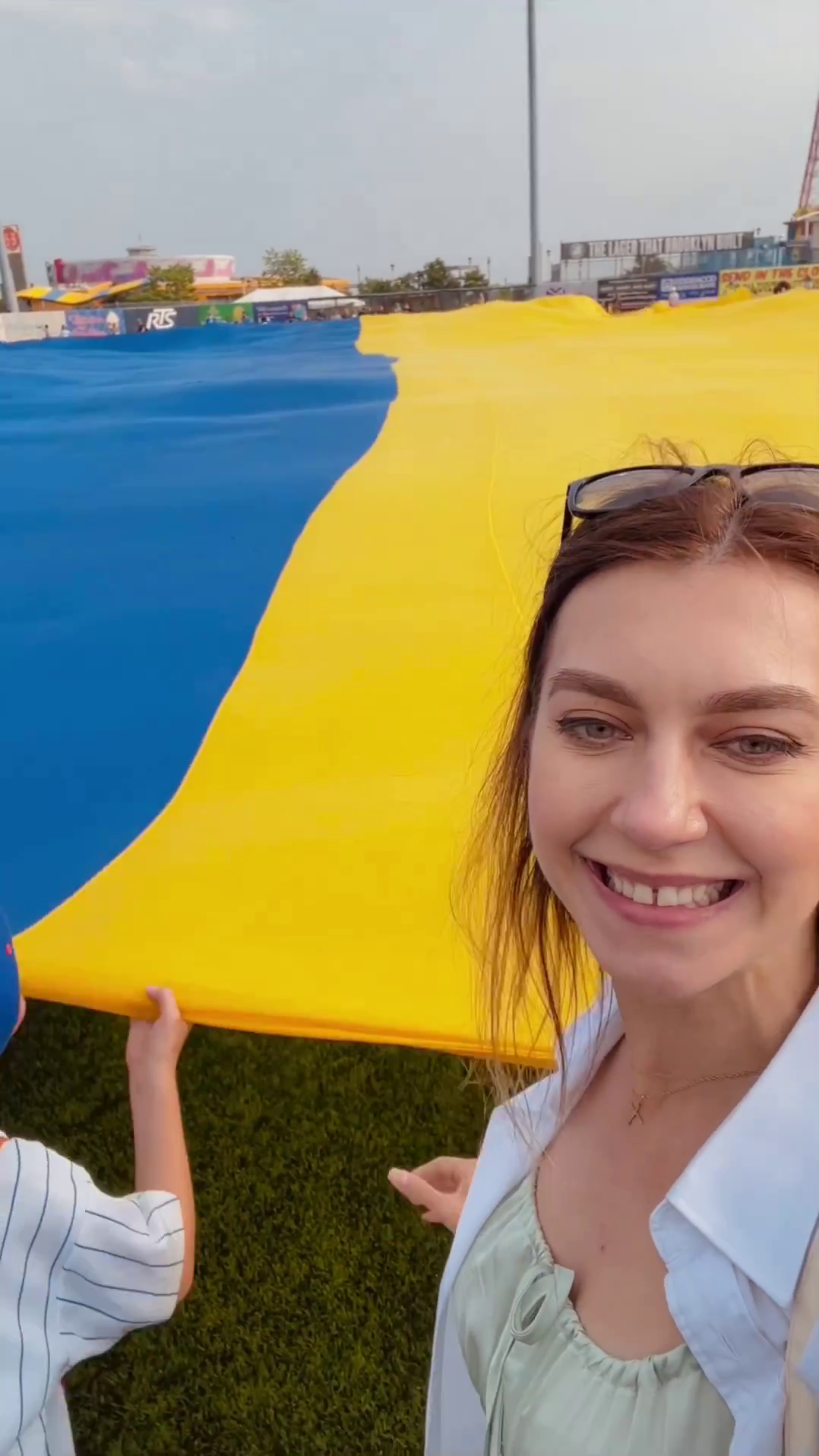 На стадионе в США развернули самый большой в мире флаг Украины. Видео