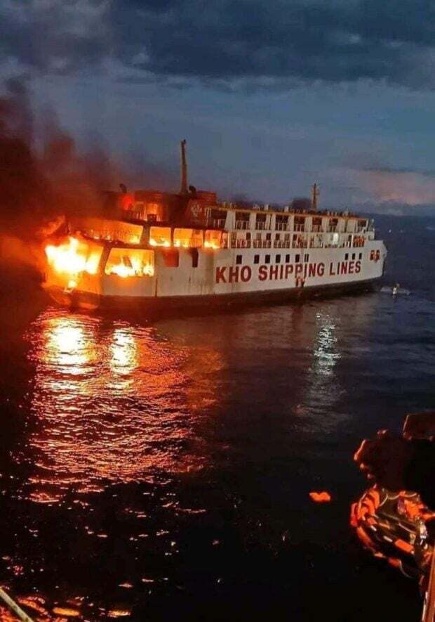 Філіппінський пором з 120 пасажирами й екіпажем загорівся в морі: фото з місця НП