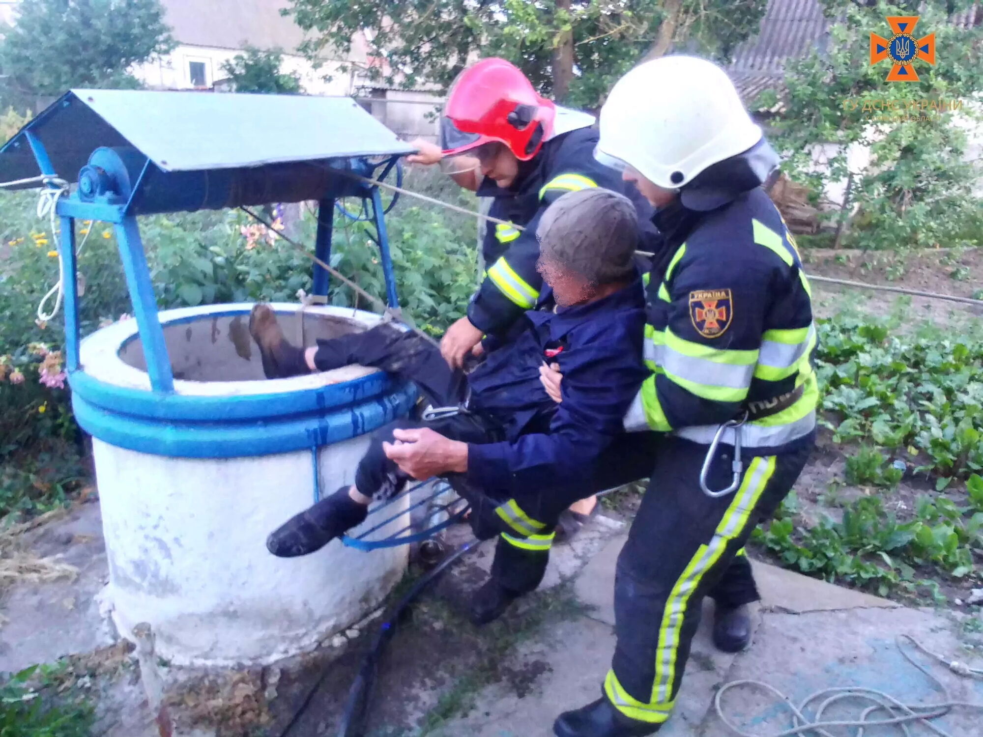 На Київщині рятувальники допомогли чоловіку, який з необережності впав у колодязь. Фото