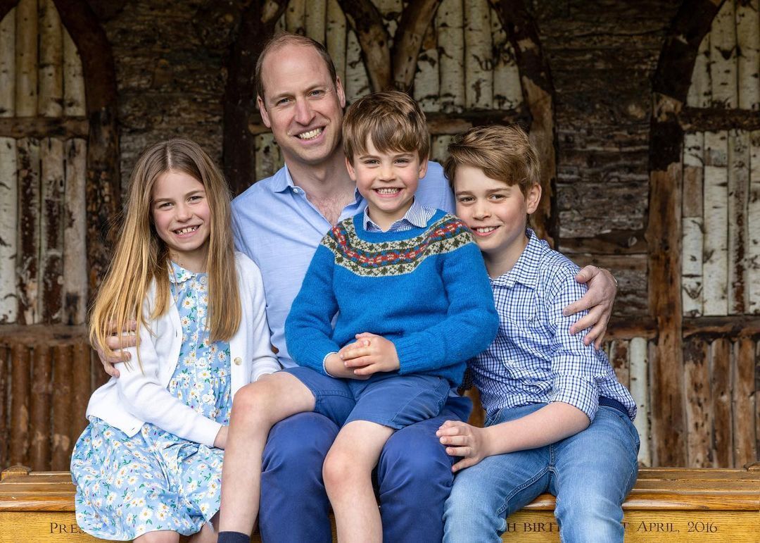Королевская семья тронула поздравлениями ко Дню отца: Уильям показал новый портрет с детьми, а Чарльз — архивное фото с Филиппом