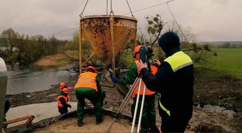 В Киевской области отстроили 50-метровый мост, который был уничтожен в марте 2022 года. Видео