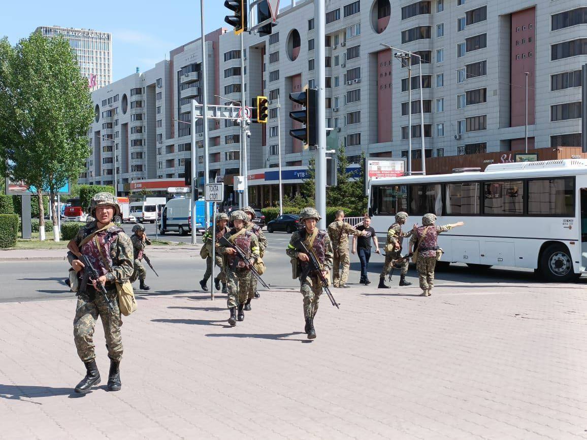 У Казахстані озброєний чоловік взяв у заручники людей у відділенні банку: злочинця затримали