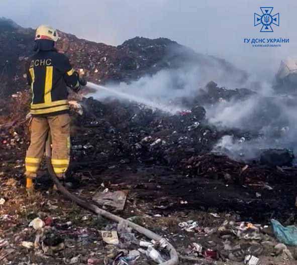 На Київщині горіло несанкціоноване сміттєзвалище: пожежу гасили близько 8 годин. Фото та відео