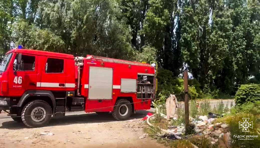 В Киевской области горела несанкционированная свалка: пожар тушили около 8 часов. Фото и видео