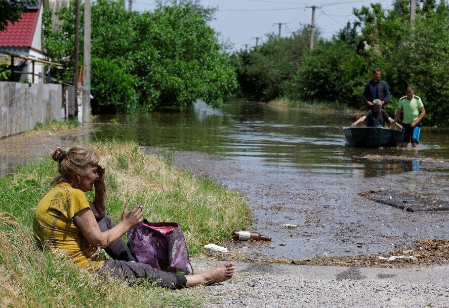 Reuters опубликовала фото с жертвами наводнения из-за российского теракта на Каховской ГЭС. 21+