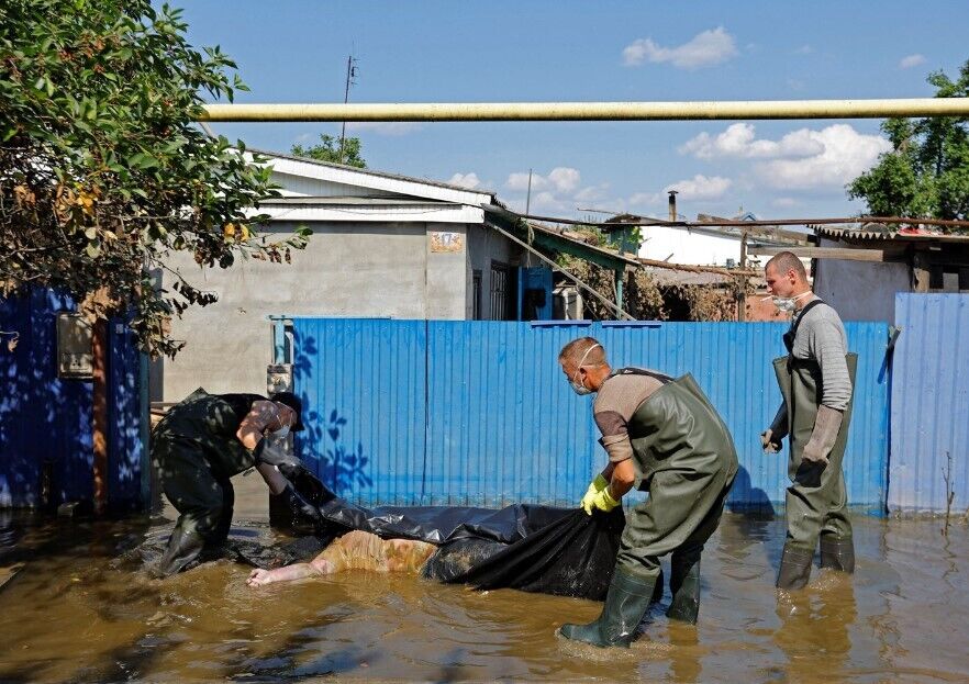 Reuters опубликовала фото с жертвами наводнения из-за российского теракта на Каховской ГЭС. 21+